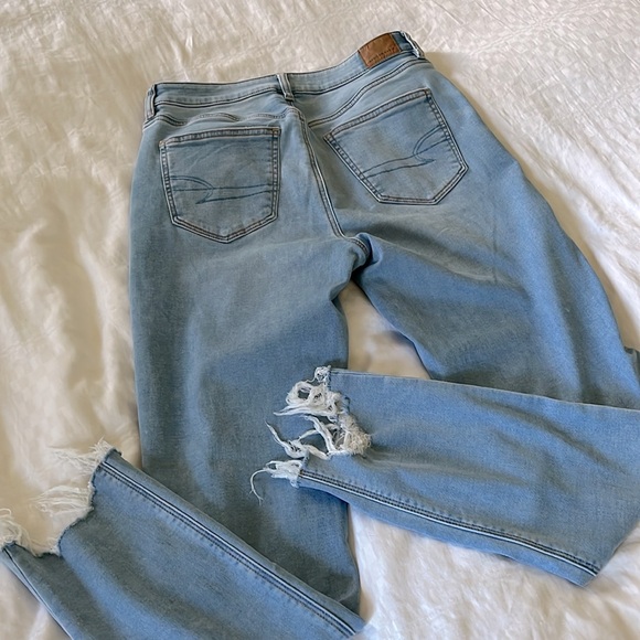 American Eagle Women’s Size 8 Long High Rise Mom Jean - Picture 2 of 4